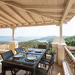 Sunny Villa *
